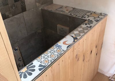 Shelf tiling in main bedroom en-suite